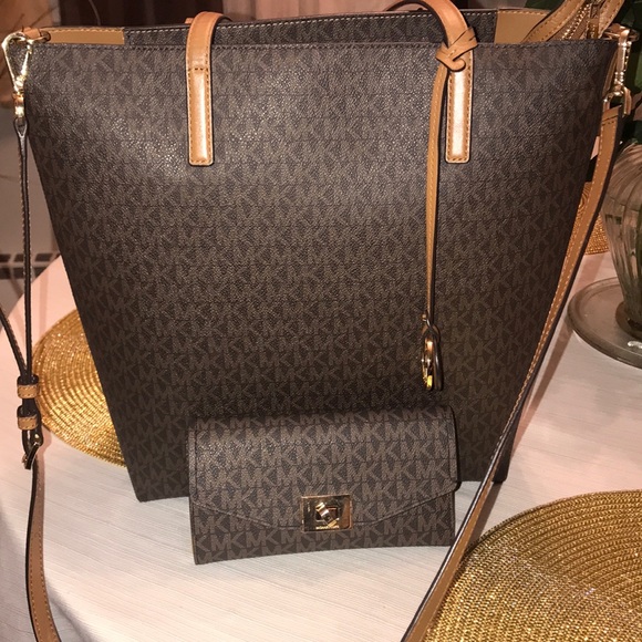 Michael Kors Handbags - Gorgeous 👌🏽🤗 set of MK bag and wallet combo